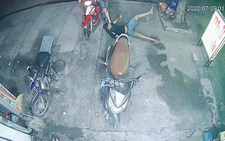 Khách vào quán ăn phở xuống xe phong cách 'nhanh gọn lẹ'