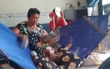 Cả nhà gõ vung nồi để ru em bé ngủ không giật mình