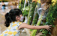 Người dân đến tượng đài Công an nhân dân đặt hoa tưởng niệm 3 cảnh sát chữa cháy hy sinh