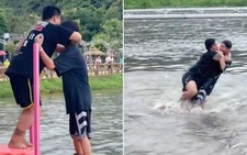 Hai chàng trai đánh vật trên hồ nước khi chơi flyboard