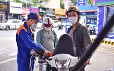 Xăng mất cơ hội giảm giá, vì sao?