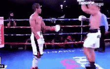 Clip: 'Chiến thắng xấu xí': giả vờ chạm găng, võ sĩ 'đánh lén' hạ knock-out đối thủ