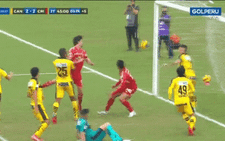 Video: Cầu thủ bắt chước Suarez cứu thua cho đội nhà bằng... 'bàn tay của quỷ'