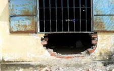 Trốn khỏi nhà tạm giữ vì… nhớ vợ?