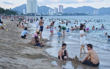 Khách đi tour đảo, tắm biển Nha Trang chưa đông