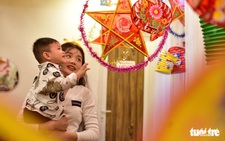 Trăng lên, ngồi nhớ hồi nhỏ tự làm lồng đèn, rước đi khắp xóm