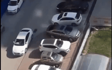 Video: Trổ tài đánh xe ra khỏi chỗ đỗ bị vây tứ phía một cách ‘nhẹ nhàng như không’