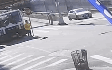 Cần cẩu rơi trúng xe nhưng người dùng bên trong vẫn an toàn tới thần kỳ