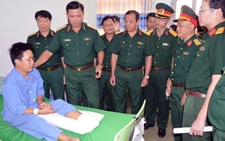 Tư lệnh Quân khu 7 thăm tiểu đội trưởng bị thương do giẫm phải mìn khi làm nhiệm vụ
