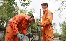 Ngành điện miền Trung căng mình khôi phục lại lưới điện ngay sau bão tan