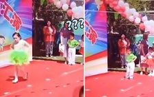 Bé trai catwalk phong cách robot làm khán giả bật cười