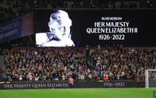 Hoãn các trận đấu ở Premier League cuối tuần này sau khi Nữ hoàng Anh băng hà