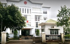 Cán bộ thuế ghi khống hóa đơn cho em gái, cả hai cùng bị bắt