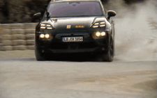 Porsche Macan chạy điện khoe khả năng drift với sức mạnh ngang ngửa siêu xe