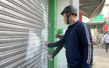 Công an buộc người tạt sơn đòi nợ đến xin lỗi, sơn lại cửa cho nạn nhân