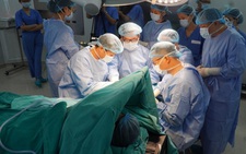 Lần đầu tiên thay 4 khớp trị 'bệnh không đau nhưng dễ gây tàn phế người trẻ'