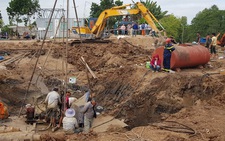 Bạn đọc Tuổi Trẻ mong có phép màu cứu sống bé trai lọt vô trụ bê tông 35m