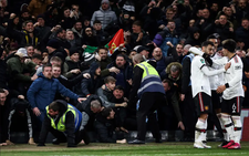 CĐV Man Utd ăn mừng đến sập bảng quảng cáo