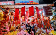 Người Sài Gòn tấp nập mua đồ trang trí Tết