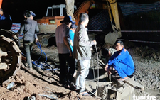 Đã làm sạch bùn đất sâu 23m, mai sẽ cố gắng nhổ trụ bê tông cứu bé trai