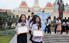 'Học sinh 3 tốt' dâng hoa, báo công với Bác