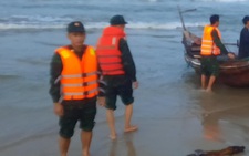 Hai học sinh đuối nước khi tắm biển cùng nhóm bạn