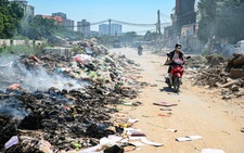 Rác thải bủa vây người đi đường trên đoạn vành đai ngàn tỉ