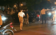 Tài xế nghi đột quỵ giữa đường, cảnh sát giao thông phải đập cửa ô tô để giải cứu
