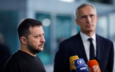 Ông Zelensky bất ngờ thăm trụ sở NATO, sợ Ukraine bị quên lãng
