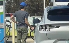 Cộng đồng mạng cười ngất khi nhìn thấy cách sạc xe điện kỳ quặc