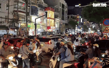 Kẹt trong biển xe ở quận Bình Thạnh, tới không được, lùi không xong