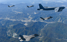 B-52 của Mỹ lần đầu tiên tập trận chung cùng Hàn, Nhật gần bán đảo Triều Tiên
