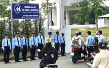 Cả chục bảo vệ xếp hàng, kiểm tra thẻ sinh viên, trường nói gì?