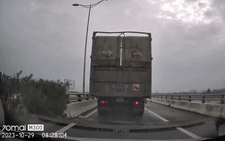 Lùi xe trên cầu như chỗ không người, xe tải suýt gây tai nạn