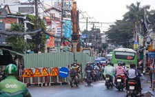 Nhiều đường phố ở TP.HCM đang bị bóp nghẹt bởi lô cốt