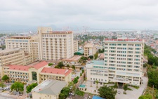 Phó giám đốc nhà máy gạch chết trong tư thế treo cổ ở phòng bệnh