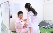 Hết vắc xin viêm gan B, trẻ lỡ mũi tiêm quan trọng đầu đời