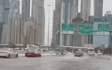 Dubai bị ngập khó tin, loạt siêu xe, xe sang bơi trong nước