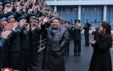 Ông Kim Jong Un và con gái mừng Triều Tiên phóng vệ tinh trinh sát thành công