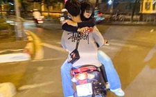 Nam sinh lái xe máy chở bạn gái đi chơi trong tư thế 'quay ngược' bị cảnh sát mời làm việc