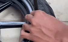 Thợ nạy lốp xe bằng tay, chủ xe phát khóc