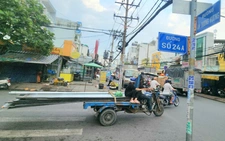 Xe ba gác, xe cà tàng chở sắt thép vẫn tung hoành ở TP.HCM