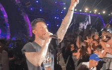 Mê cách Adam Levine của Maroon 5 hát 'em có muốn ở bên anh giây lát không'