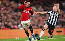 Newcastle kiệt quệ, Man United run rẩy