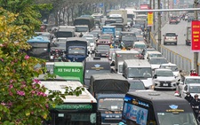 Người dân ùn ùn rời Hà Nội nghỉ Tết dương lịch, cửa ngõ kẹt cứng từ sáng đến trưa