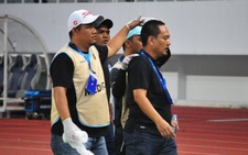 CĐV Indonesia đánh nhau, quan chức cấp cao phải khâu 8 mũi