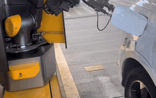 Video đang gây sốt cộng đồng mạng: Robot đổ xăng thay người