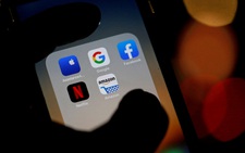 Chính phủ Mỹ bị tố theo dõi người dân thông qua ứng dụng của Google, Apple