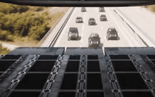 Xe của Vin Diesel lao từ máy bay xuống, đè nát xe kẻ thù