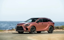Xe Lexus bán chạy nhất ra mắt bản mới tại Việt Nam, giá từ 3,43 tỉ đồng
